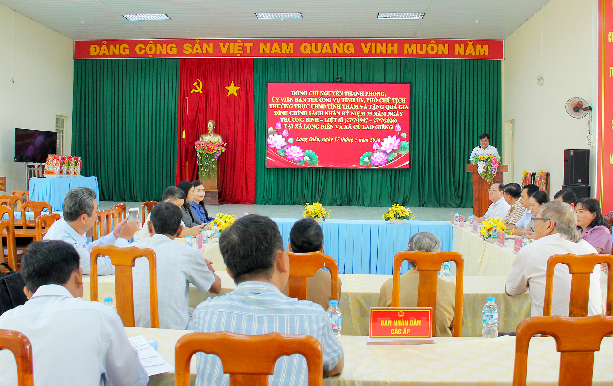 Phó Chủ tịch Thường trực UBND tỉnh Nguyễn Thanh Phong thăm người có công tiêu biểu trên địa bàn hai xã Long Điền và Cù Lao Giêng
