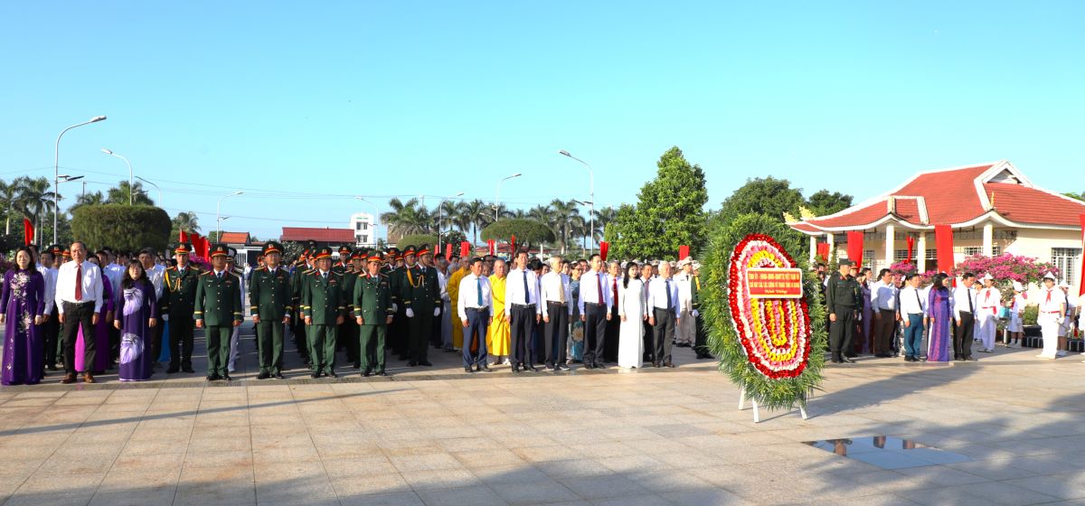 Lãnh đạo tỉnh An Giang dâng hoa, dâng hương các Anh hùng liệt sĩ tại Nghĩa trang liệt sĩ tỉnh, xã An Châu
